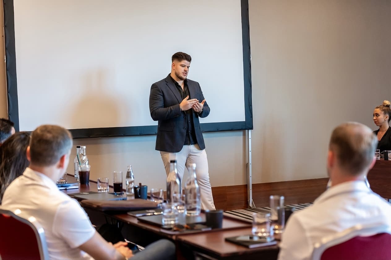 Ionuț-Ciprian Carp, fondatorul Creaty Agency, susținând un training de marketing pentru antreprenori